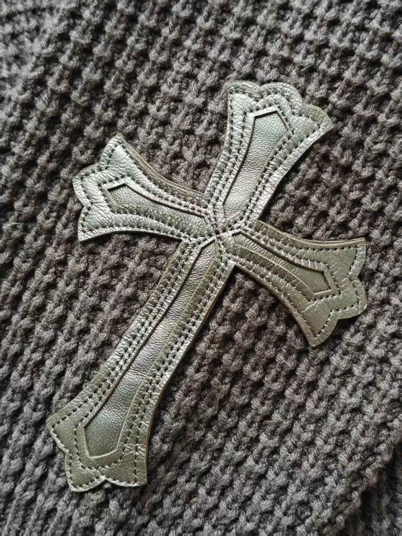 P550 Chrome Hearts cashmere waffle sweater. The main fabric is made of custom-woven and dyed cashmere and mulberry silk blended yarn. The whole dress takes nearly 200 minutes. The Chrome Hearts cross leather on both sides of the sleeves is genuine sheepskin. Hardware. The cross sheepskin is sewn by hand. The labor cost is extremely high. The back hardware accessories are molded and made to order. They are aged and oxidized. Size S M L
